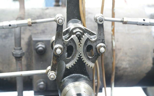 古い機械の中でかみ合う2つの歯車